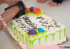 क्यूट टीन गॉथ स्टेपसिस्टर और बीएफएफ दोनों को फ्री पसी स्टाइल में हार्ड फक किया