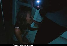 लकी लड़का बेस्ट सौतेली माँ के साथ वाइल्ड ऑर्गी में मज़े लेता है