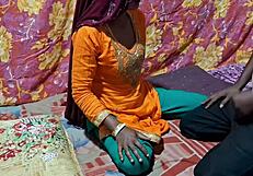 मलिक नौकरानी को इंटेंस चूत चुदाई के लिए फंसाता है। अकेले कमरे में रॉ हिंदी वेबसीरीज एक्शन।