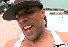 ब्लैक ठग को ब्लॉन्ड लड़के से स्टीमी एक्शन में फक किया जाता है