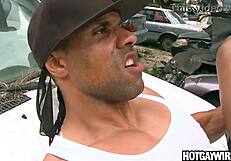 ब्लैक ठग को ब्लॉन्ड लड़के से स्टीमी एक्शन में फक किया जाता है