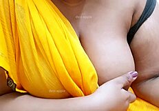 देसी आंटी की नैचुरल चूचियाँ टेस करती हैं