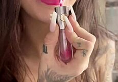 मैं अपने फ्रेंड्स बेडरूम में मस्तर्बेट करता हूँ जब वह शॉवर ले रही है