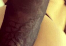 मैं अपने फ्रेंड्स बेडरूम में मस्तर्बेट करता हूँ जब वह शॉवर ले रही है