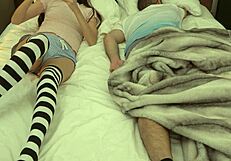 सौतेले पिता का फोन लेकर बिस्तर पर उनके बगल में खुद को छूती हूँ!