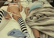 सौतेले पिता का फोन लेकर बिस्तर पर उनके बगल में खुद को छूती हूँ!