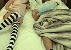 सौतेले पिता का फोन लेकर बिस्तर पर उनके बगल में खुद को छूती हूँ!