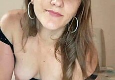 लैटिना टीन डिल्डो से मोजिंग करती है सेक्सी लिंगरी में