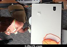 एलपी ऑफिसर ने टीन को फिटिंग रूम में चोरी के साथ पकड़ा - लिफ्टरएक्स