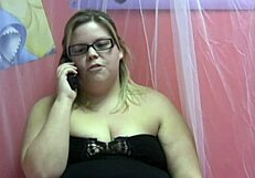 गोल-मटोल जवान लड़की ने मेरे लंड को जोरदार हैंडजॉब के लिए पकड़ा