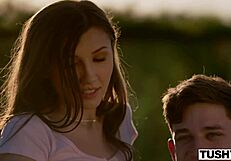 इंसेटिएबल इन्फ्लुएंसर माया रूममेट्स से डीपीड! देखो वह हार्ड लेती है!