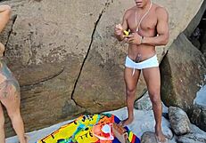 Encontrei Duas Gostosas na Praia Cheias de Tesão Usaram Protetor Solar para Me Dar Fiz as Duas Gozar na Minha Pica com Chuva Dourada