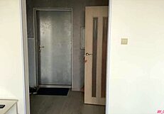 पीओवी में कर्ली ब्रूनेट ने गे दोस्त को ब्लोजॉब से लुभाया, बालों पर कम!