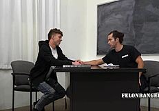 चोरी करते पकड़ी गई लेकिन सिक्योरिटी गार्ड को लुभाकर भागी