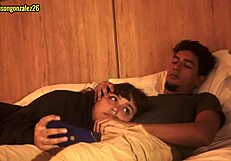 सौतेली बहन के साथ नेटफ्लिक्स देखते हुए, उसके मुँह में फिसल गया