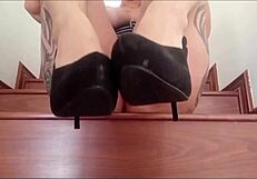 Watch Tiffany Montavani secretly masturbating in the office before the doctor calls?