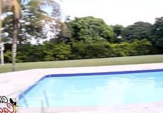 अरे, पूल वाले ने मुझे पूरी तरह से गीला कर दिया, क्या मस्ती थी ये?