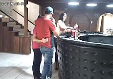 पति को पत्नी को धोखा देते हुए स्पाई कैम ने पकड़ा, चौंकाने वाला अंत