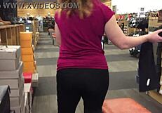 शू शॉपिंग व्हेलटेल एक्सिबिशनिस्ट फन में बदल जाती है