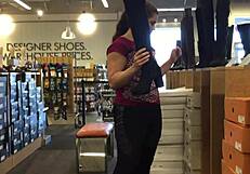 शू शॉपिंग व्हेलटेल एक्सिबिशनिस्ट फन में बदल जाती है