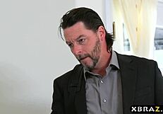 धोखेबाज हाउसवाइफ के बड़े टिट्स, पति देखता रहा और चुदाई हुई।