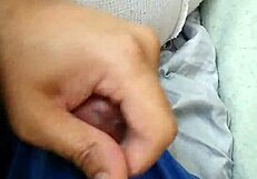 बस देखो ये लड़का रॉ एमेच्योर गे BJ पर झटके मार रहा