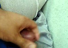 बस देखो ये लड़का रॉ एमेच्योर गे BJ पर झटके मार रहा