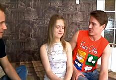 मैंने अपनी रशियन लड़की को दो लड़कों के साथ वाइल्ड राइड में देखा