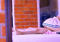 la hijastra se acerca timidamente a su padrastro revelando su lado atrevido