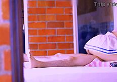 la hijastra se acerca timidamente a su padrastro revelando su lado atrevido