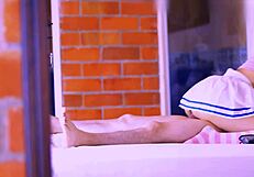 la hijastra se acerca timidamente a su padrastro revelando su lado atrevido