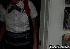 नॉटी टीन 18+ टीचर को bang करती है और चेहरे पर cum लेती है