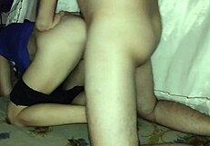 मैं मोनस्टर लंड से डॉगी स्टाइल में बेंट ओवर होकर बेयरबैक चोदाई का मजा लेती हूं