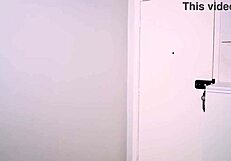 बैकस्टेज पर ब्लॉन्ड दो विशाल लंड एक साथ संभालती है