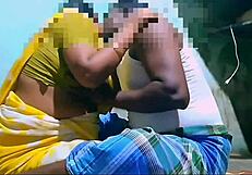 अरे, देखो इस तमिल जोड़े को बाथरूम में बड़े बूब्स के साथ चूमते हुए