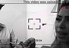 बैकस्टेज पर ब्लॉन्ड दो विशाल लंड एक साथ संभालती है