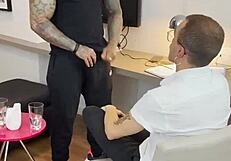 टैटू वाला स्ट्रेट डॉक्टर को हॉस्पिटल में इंटेंस चुदाई देता