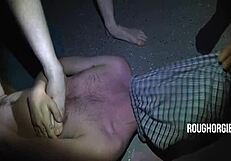 हॉर्नी हंक्स वाइल्ड ऑर्गी में ईगर बॉटम की हंट करते हैं