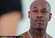 सुंदर लिंगरी बेब ब्लैक कॉक को एनली राइड करती है ग्लैमरस सीन में।