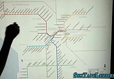 रियल टीन टैटू वाली लड़की के साथ घर पर POV में लेस्बियन चाटना और उंगली करना।