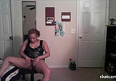 I am a mature ebony masturbating.