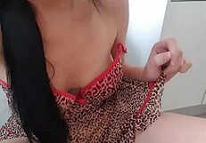 garota safada senta para fazer xixi sem calcinha