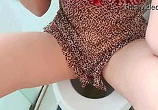 garota safada senta para fazer xixi sem calcinha