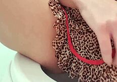 garota safada senta para fazer xixi sem calcinha