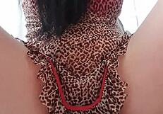 garota safada senta para fazer xixi sem calcinha