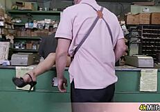 बस्टी निम्फो हाउसवाइफ हब्बी की दुकान में चुपके से क्विक हार्ड चुदाई