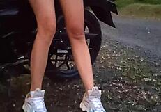 Enseñando sus tetas y coño en publico