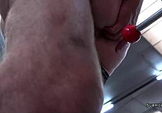 डोमिनेटेड सब ब्लॉन्ड स्लट ग्रेटा फॉस स्टॉकिंग्स में, डॉगीस्टाइल, हर जगह थूक, कमाल!