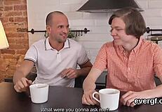 कंगाल लड़का अपनी गर्लफ्रेंड को दोस्त से पैसे के लिए चुदवाता है?