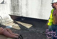 Barbie anderson meets the bricklayer for a casual encounter